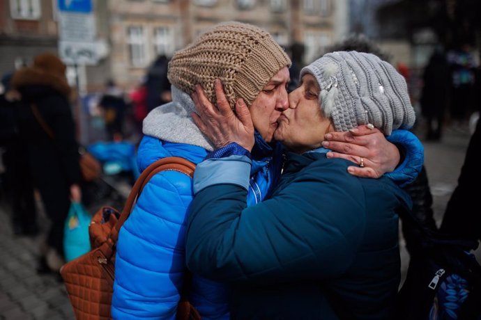 Una madre y una hija se besan a su llegada procedente de Ucrania en la estación de tren de Przemysl, cinco días después del inicio de los ataques por parte de Rusia en Ucrania, a 1 de marzo de 2022, en Przemysl, (Polonia). Polonia se ha convertido en un