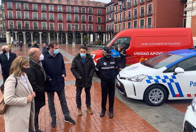 El alcalde de Valladolid, en el centro, observa los nuevos vehículos de la Policía Municipal y los Bomberos.
