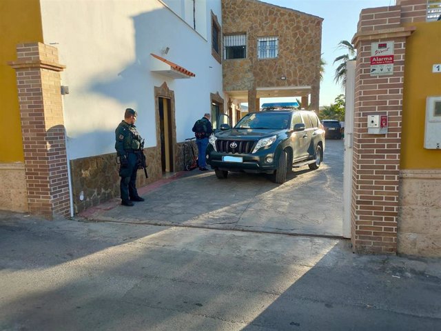 Agentes desplegados en Roquetas de Mar (Almería) en una operación contra el blanqueo de capitales