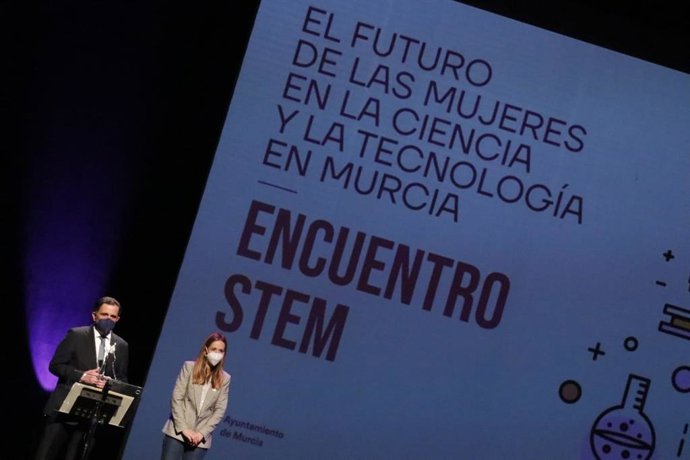 Murcia organiza un encuentro con un centenar de alumnas de secundaria para dar a conocer los estudios en ciencias