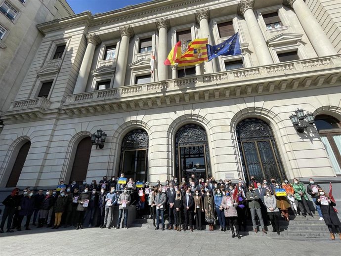 Concentración de representantes políticos y personal de la DPZ en apoyo a Ucrania.