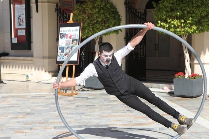 El nuevo ciclo 'A pie de calle' saca el teatro y el circo de las salas a los jardines y plazas de Murcia