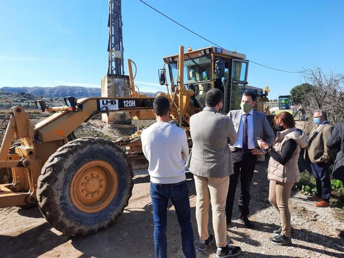 El director general del Agua, José Sandoval, durante su visita a las obras del camino del Salgal, en Calasparra.