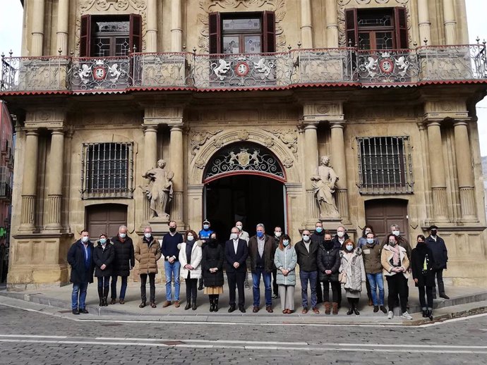 Concentración del Ayuntamiento de Pamplona en solidaridad con el pueblo de Ucrania