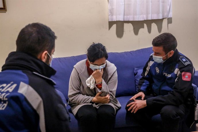 Archivo - Varios agentes de policía atienden a una mujer víctima de violencia de género en una simulación 