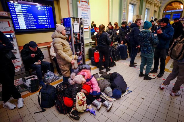 Familias ucranianas duermen en una estación cerca de la frontera entre Ucrania y Polonia.