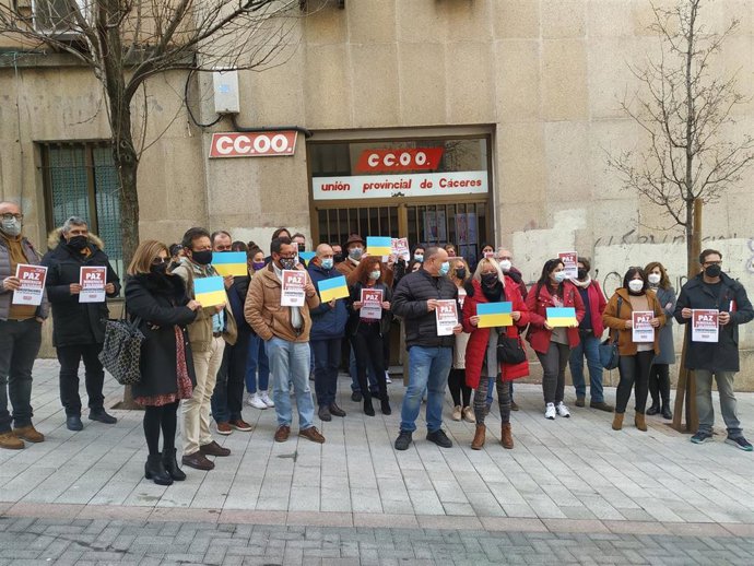 Concentración en Cáceres de dirigentes de CCOO para pedir el fin de la guerra en Ucrania