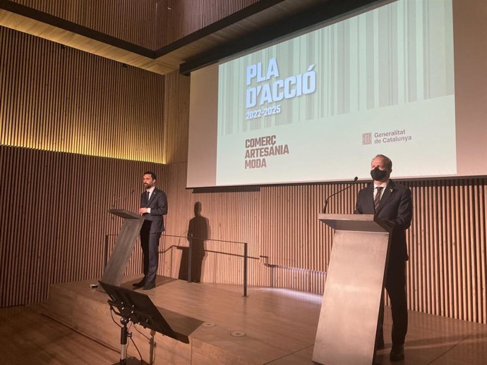 El conseller de Empresa y Trabajo de la Generalitat, Roger Torrent, y el el secretario de Empresa y Competitividad, Albert Castellanos.