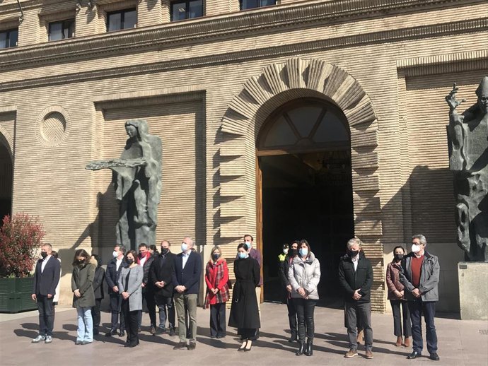 Minuto de silencio de Corporación Municipal a las puertas del Ayuntamiento de Zaragoza como gesto de apoyo al pueblo ucraniano impulsado por la Federación Española de Municipios y Provincias (FEMP).