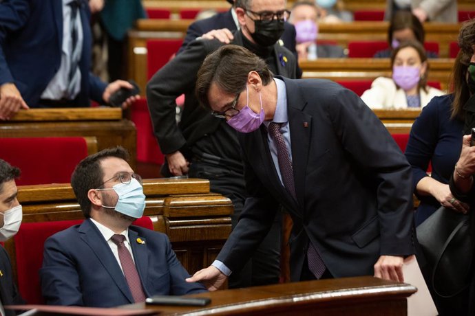 El president de la Generalitat, Pere Aragons, i el primer secretari del PSC, Salvador Illa, al Parlament de Catalunya