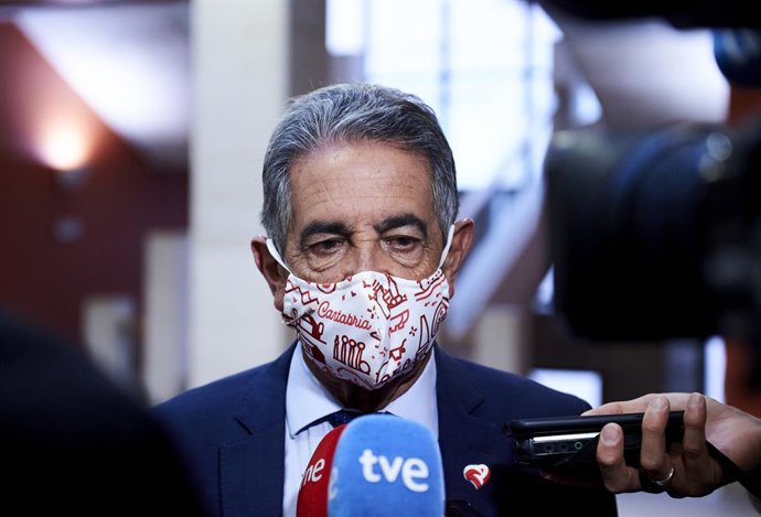 Archivo - El presidente de Cantabria, Miguel Ángel Revilla, ofrece declaraciones a los medios de comunicación a su llegada a la inauguración de la jornada 'El hidrógeno en la transición energética. Ciencia e investigación para la competitividad empresar