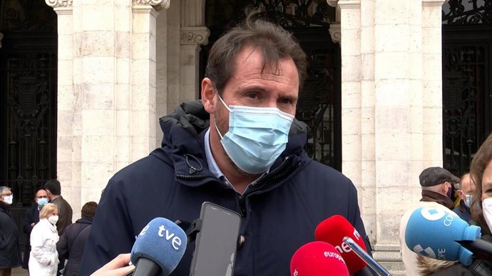 El alcalde de Valladolid, Óscar Puente, atiende a los medios tras la concentración en la Plaza Mayor.