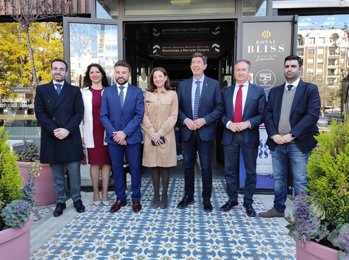 Carmen Poyato y Juan Marín (centro), con responsables de la Junta y de AJE en Córdoba.