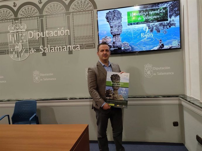 El diputado provincial de Turismo de Salamanca, Francisco Javier García Hidalgo, presenta 'Naturaleza escondida de Salamanca'.