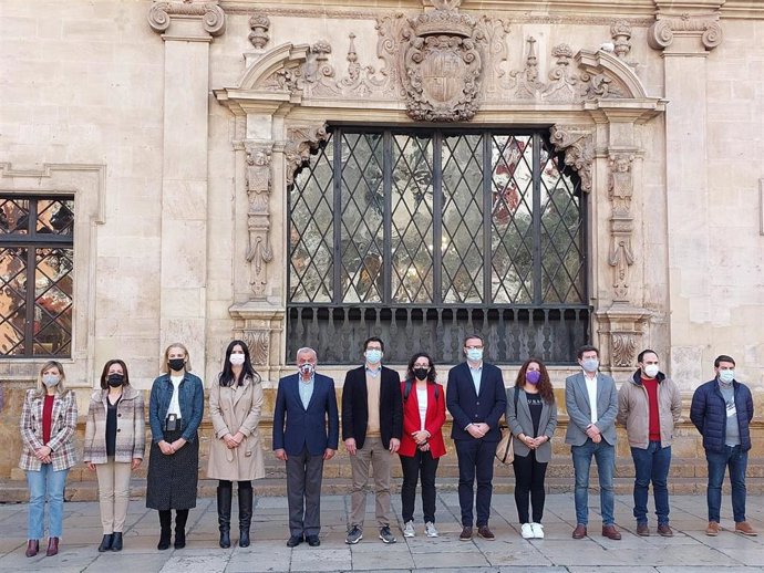 Miembros del Ayuntamiento de Palma durante los cinco minutos de silencio por Ucrania.