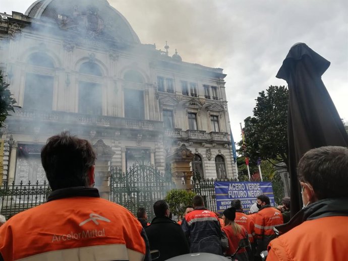 Concentración de trabajadores de ArcelorMittal convocada por CCOO y CSI ante la Junta General del Principado de Asturias