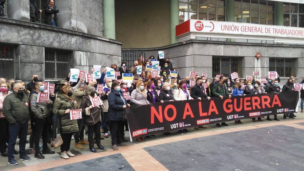 Concentración de CCOO y UGT contra la invasión rusa a Ucrania.