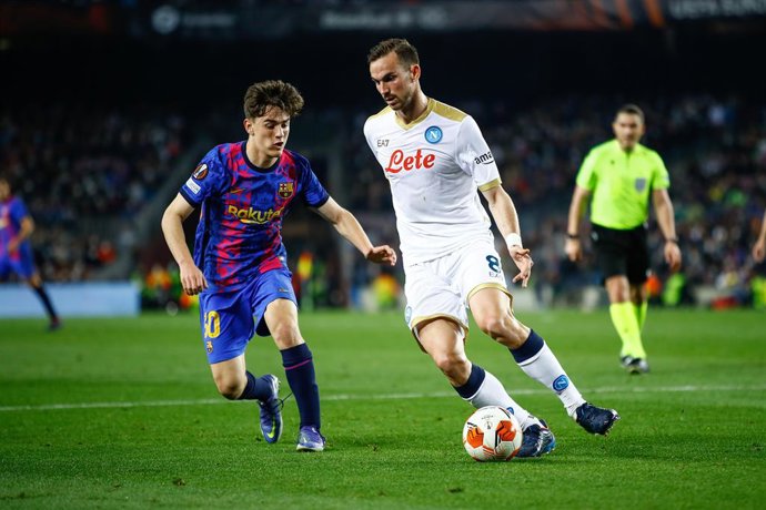 Fabian Ruiz of SSC Napoli defended by Pablo Gavi of FC Barcelona during the Europa League match between FC Barcelona and SSC Napoli at Camp Nou Stadium on February 17, 2022 in Barcelona.