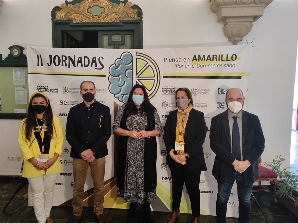 La presidenta de Iprodeco, Dolores Amo (centro), en la inauguración de las jornadas 'Piensa en amarillo: por un e-Commerce sano'.