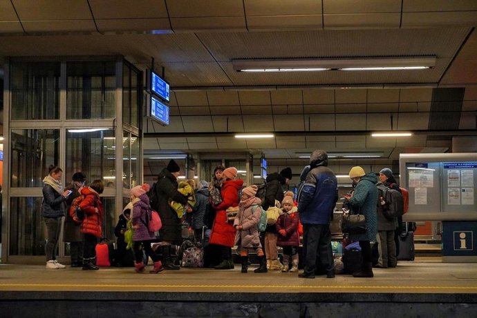 Ucranianos en una estación de tren en Cracovia
