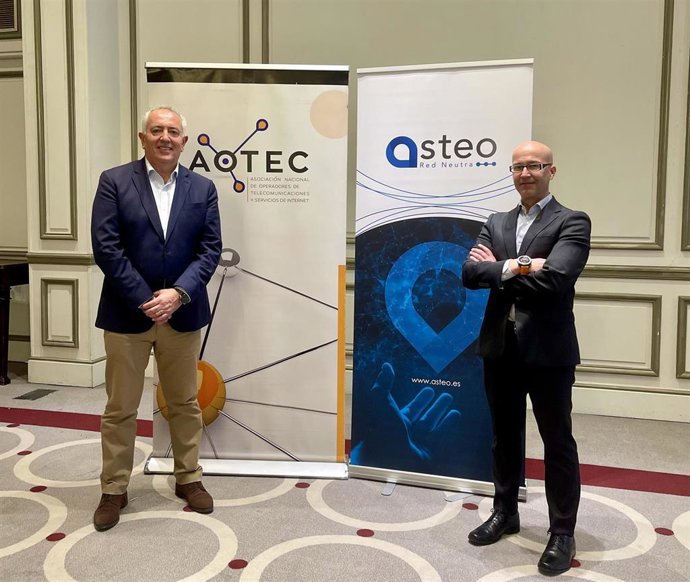 El presidente de Aotec, Antonio García Vidal, y el consejero delegado de Asteo Red Neutra, Pedro Abad