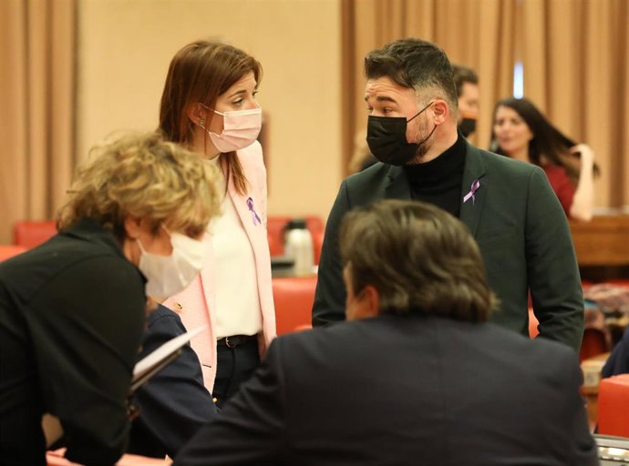 El portavoz parlamentario de ERC, Gabriel Rufián, y la diputada de ERC Carolina Telechea a su llegada a una reunión de la Mesa del Congreso