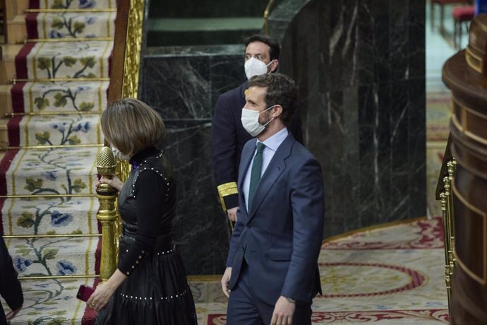 La coordinadora del PP, Cuca Gamarra, y el líder del PP, Pablo Casado, a su llegada a una sesión plenaria en el Congreso de los Diputados, a 8 de marzo de 2022, en Madrid (España). 