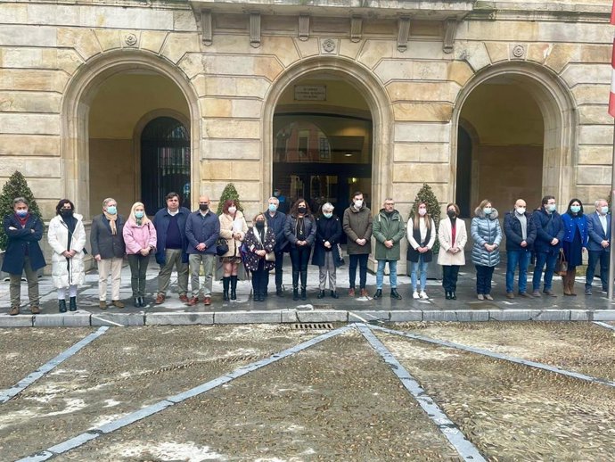 Representantes de la Corporación gijonesa guardan unos minutos de silencio en la concentración de apoyo a los ucranianos y contra la invasión rusa, en la plaza Mayor de Gijón, convocada por la Federación Española de Municipios y Provincias (FEMP)