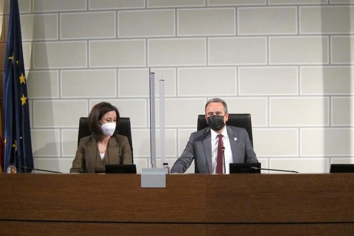 La vicepresidenta de la DPZ, Teresa Ladrero, y el presidente de la institución, Juan Antonio Sánchez Quero, durante el pleno.