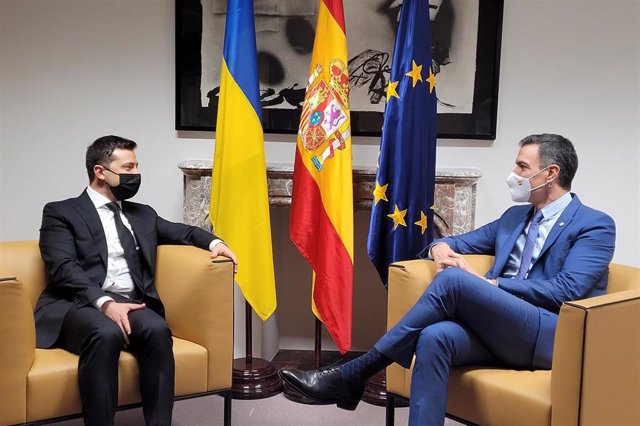 Archivo - El presidente del Gobierno, Pedro Sánchez, se reúne con el mandatario de Ucrania, Volodimir Zelenski, en diciembre en Bruselas