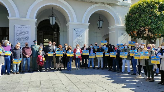 Concentración contra la guerra en Ucrania en el Ayuntamiento de Mérida.