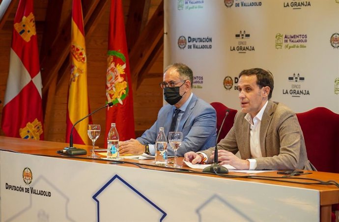 Comrado Iscar (I) durante su intervención en la jornada.