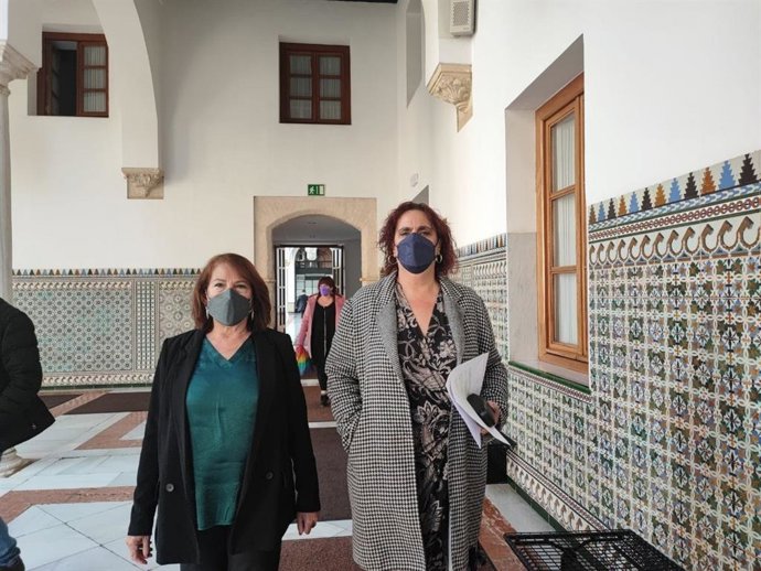 Las parlamentarias no adscritas e integrantes de Adelante Andalucía, Carmen García Bueno y Ángela Aguilera, este miércoles antes de la rueda de prensa.