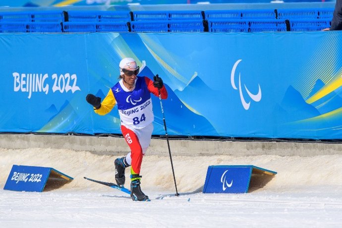 El esquiado español Pol Makuri durante la prueba de esprint de los Juegos Paralímpicos de Pekín de 2022