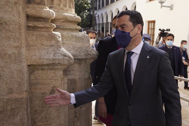 El presidente de la Junta, Juanma Moreno, durante sesión plenaria ordinaria en el Parlamento de Andalucía, a 23 de febrero de 2022 en Sevilla (Andalucía, España)