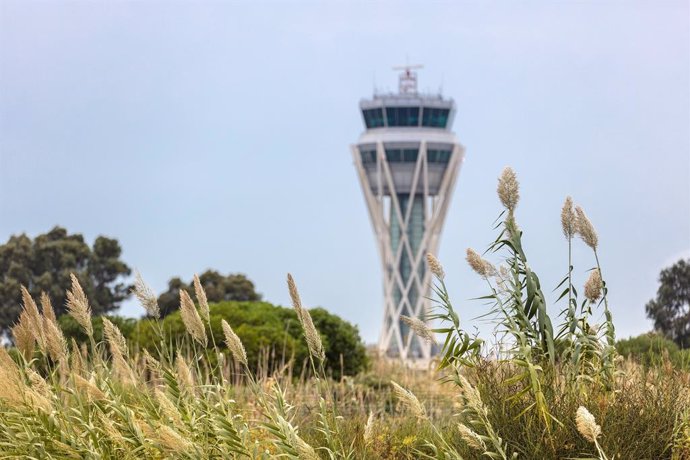 Archivo - Torre de control de Barcelona gestionada por Enaire