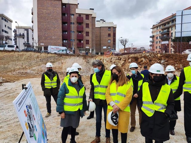De izda a dcha, Mercedes Gallizo, Virginia Barcones y Carlos Martínez visitan las obras de la nueva Comisaría de Soria .