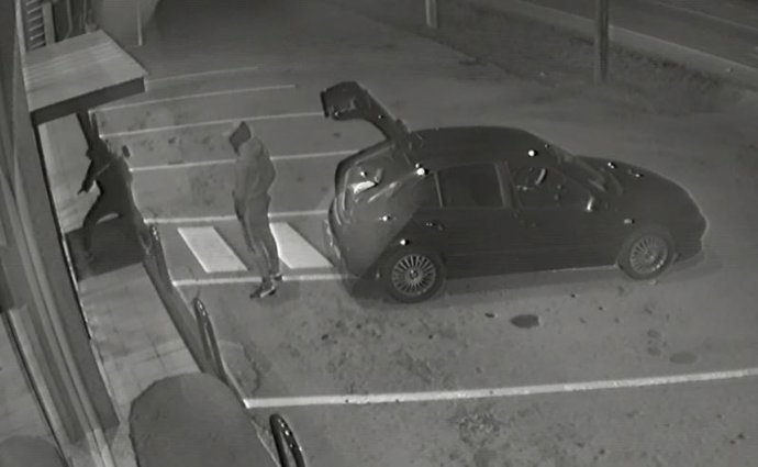 La Guardia Civil ha detenido a dos ciudadanos rumanos de una banda itinerante tras varios robos en la provincia de Lugo. En la imagen uno en Sarria.