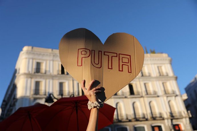 Archivo - Una trabajadora sexual con un cartel en el que se lee: 'Puta', durante una protesta contra la legislación en la prostitución