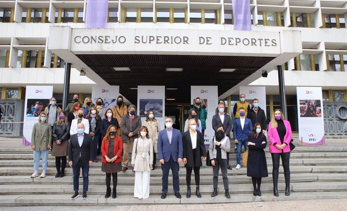 El presidente del CSD, José Manuel Franco, inaugura la exposición fotográfica 'Iguales en el Deporte' en la sede del organismo en Madrid.