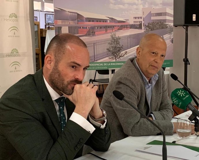El consejero de Educación y Deportes, Javier Imbroda, y el director general de la Agencia Pública de Educación Andaluza, Manuel Cortés