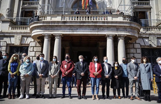 Concentración silenciosa frente el Ayuntamiento de València con el pueblo ucraniano 