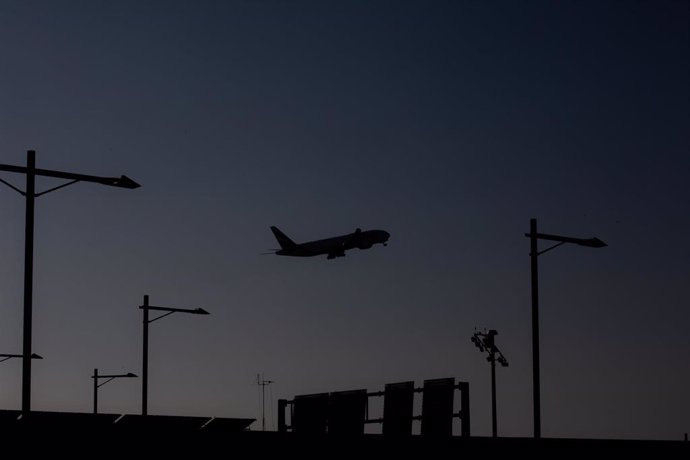 Archivo - Un avión sobrevuela el Aeropuerto de Barcelona-El Prat, a 19 de noviembre de 2021, en El Prat de Llobregat, Barcelona, Catalunya (España).