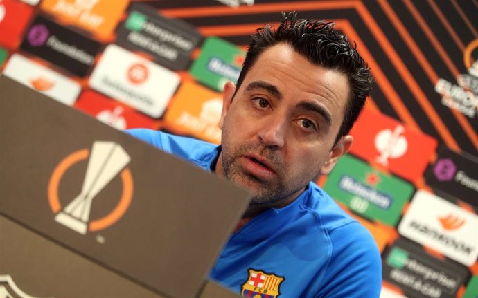 El entrenador del FC Barcelona, Xavi Hernández, en rueda de prensa de la Europa League