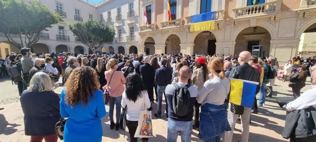 Concentración contra la guerra en Ucrania frente al Ayuntamiento de Almería