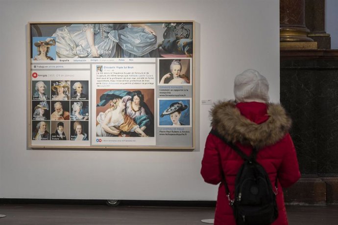 Archivo - Una visitante observa la obra ganadora en la exposición del Concurso de Pintura de ACOR.