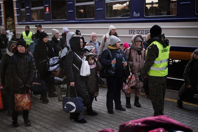 Un grupo de personas a su llegada procedente de Ucrania en la estación de tren de Przemysl, en Polonia.
