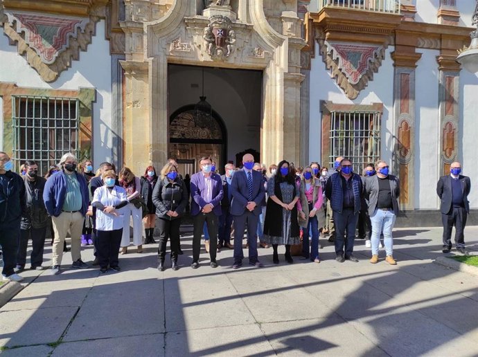 El presidente de la Diputación de Córdoba, Antonio Ruiz (centro), encabeza una concentración silenciosa contra la invasión de Ucrania.