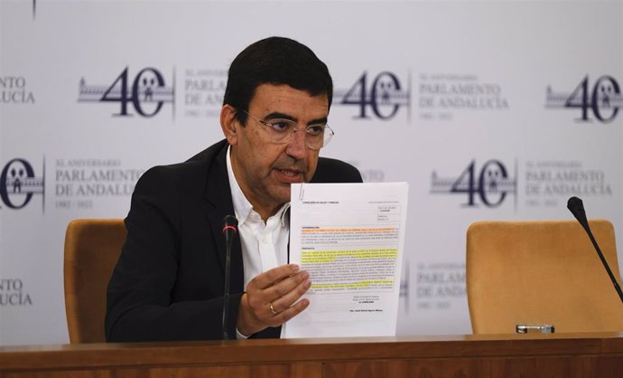 Archivo - El portavoz del Grupo Socialista en la Comisión de Presidencia del Parlamento andaluz, Mario Jiménez, en rueda de prensa este miércoles.
