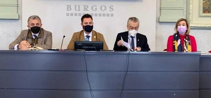 El subdelegado del Gobierno, Pedro de la Fuente, el alcalde de Burgos, Daniel de la Rosa, el delegado territorial, Roberto Saiz, y la concejal de Servicios Sociales, Sonia Rodríguez.